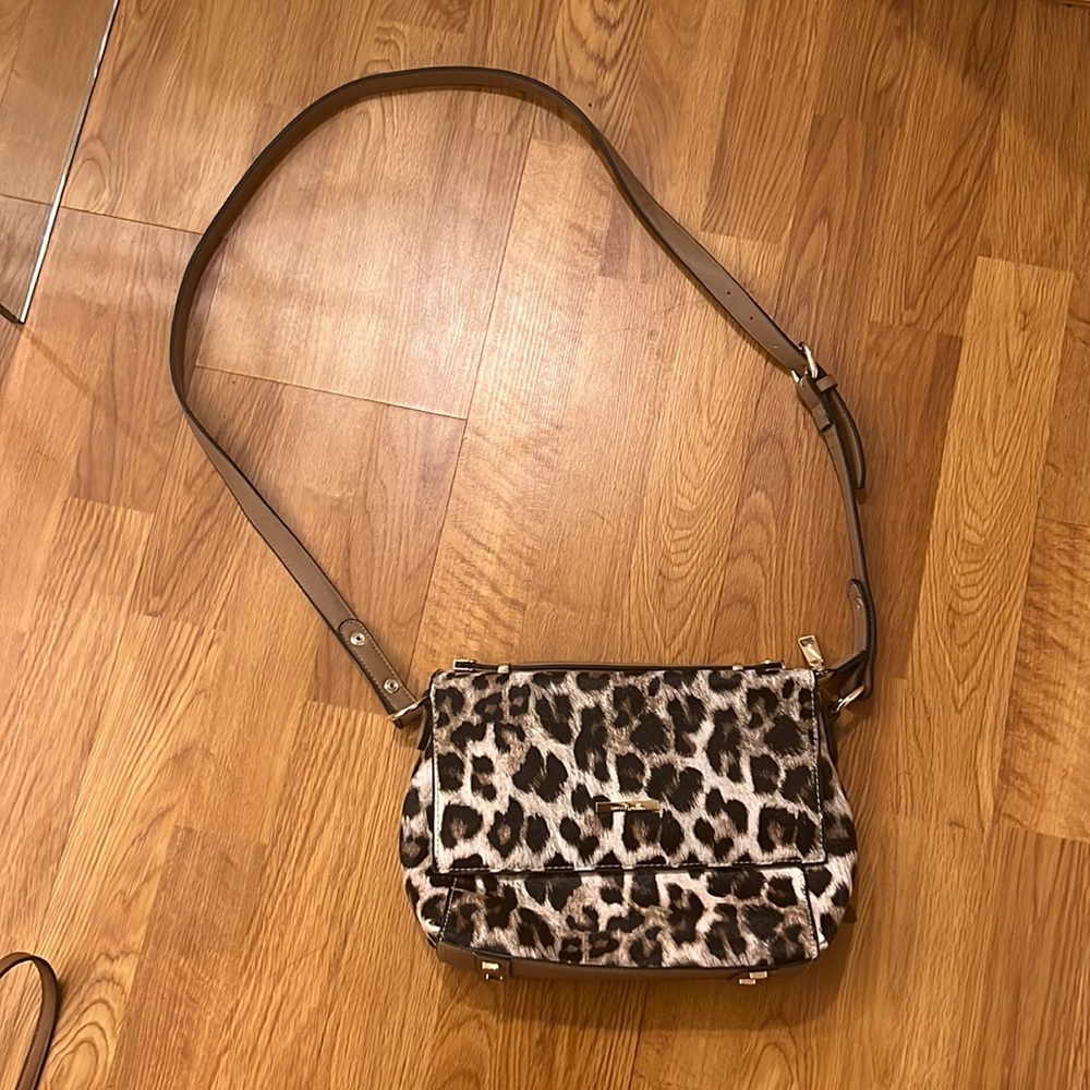 SIMPLY NOELLE LEOPARD print purse w strap